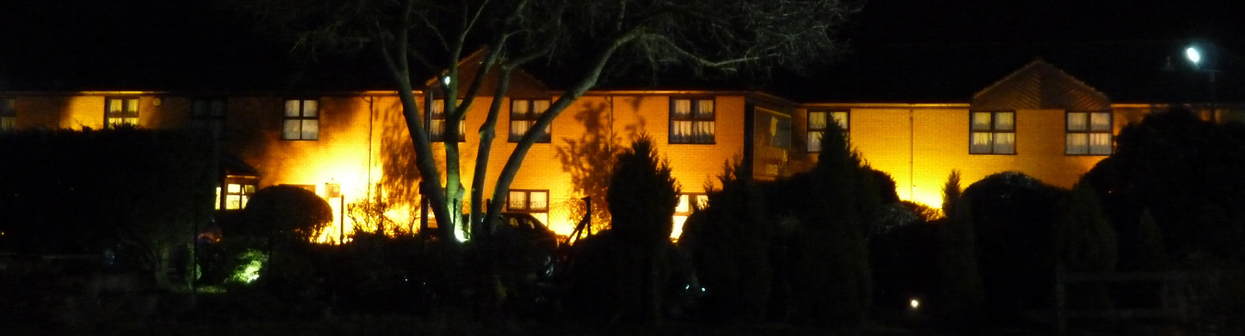 The Redwings Lodge at night